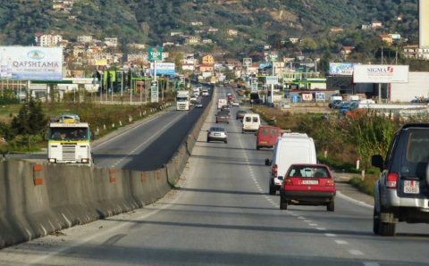 Te dyja anet e autostrades Tirane-Durres te demtuara: Bizneset kerkese qeverise